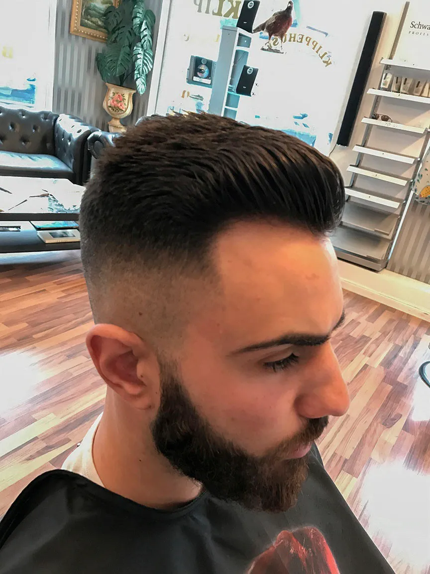 Struktureret top strøget bagud, høj skin fade og formet fuldskæg