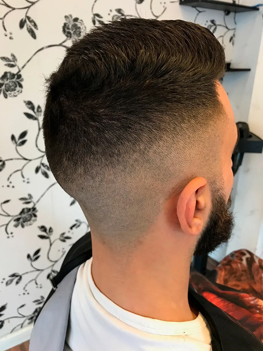 Nakkebillede af en drop fade med teksturet top og skæg
