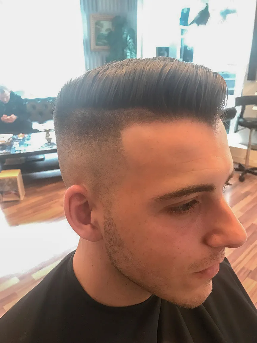 Pompadour strøget til siden med høj skin fade