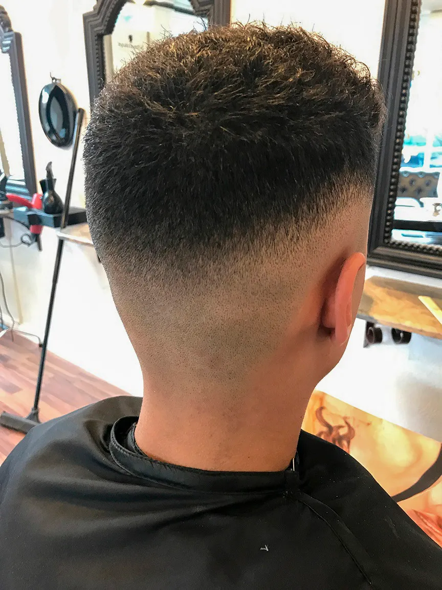 Nakkebillede af kort teksturet top med lav skin fade