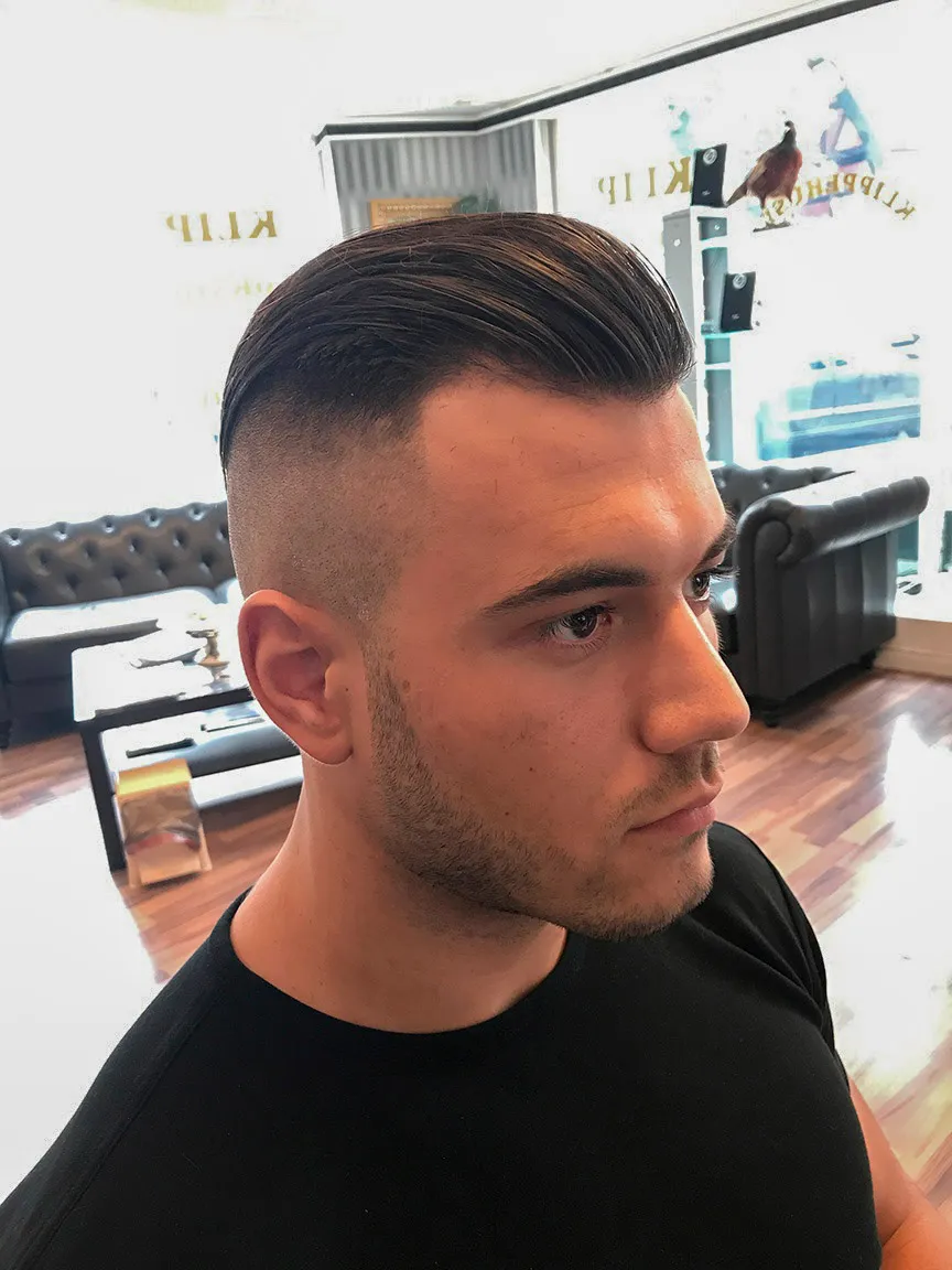 Tilbagestrøget top med høj skin fade set fra siden