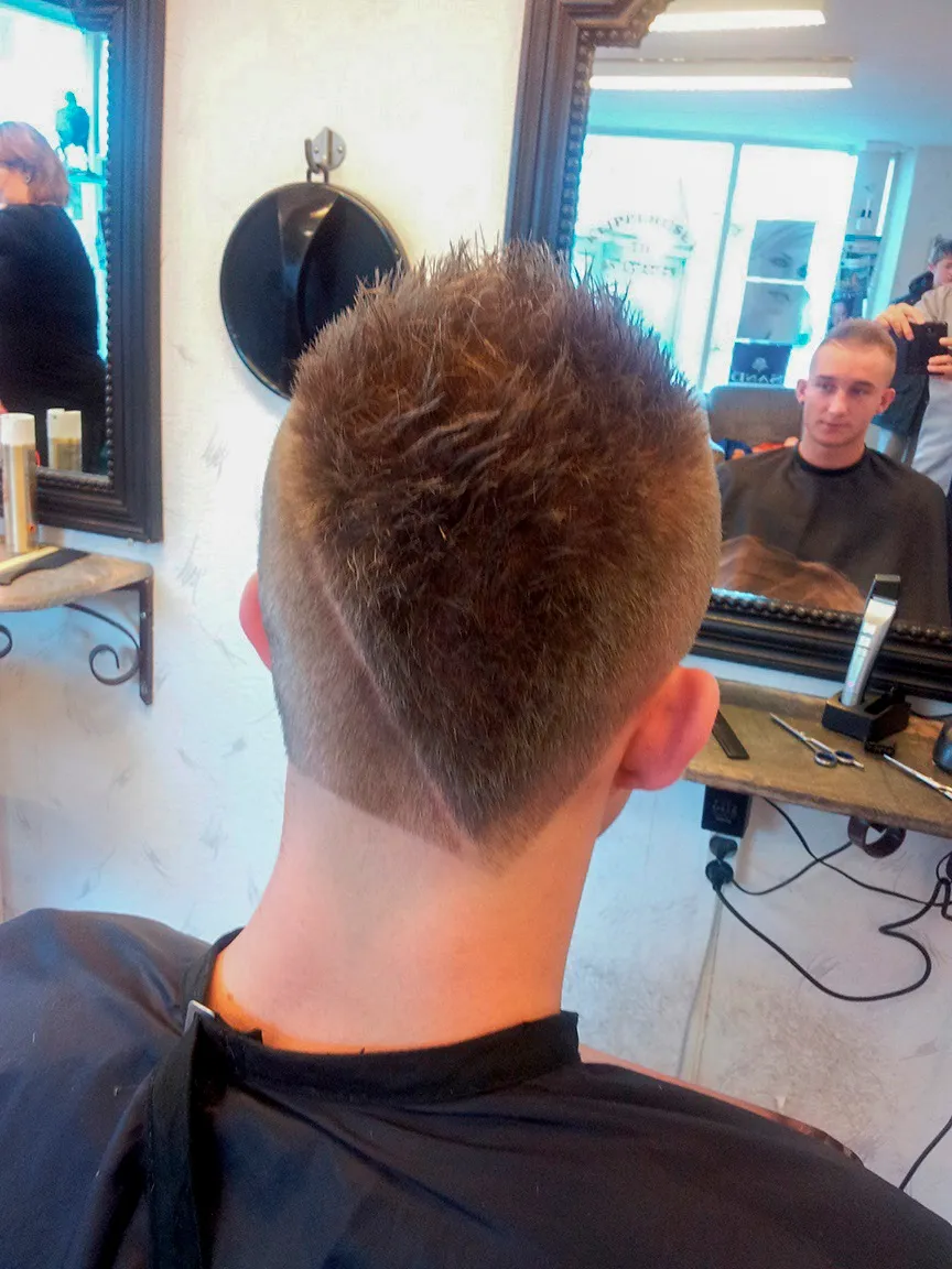 Kort spikey top med taper i nakken